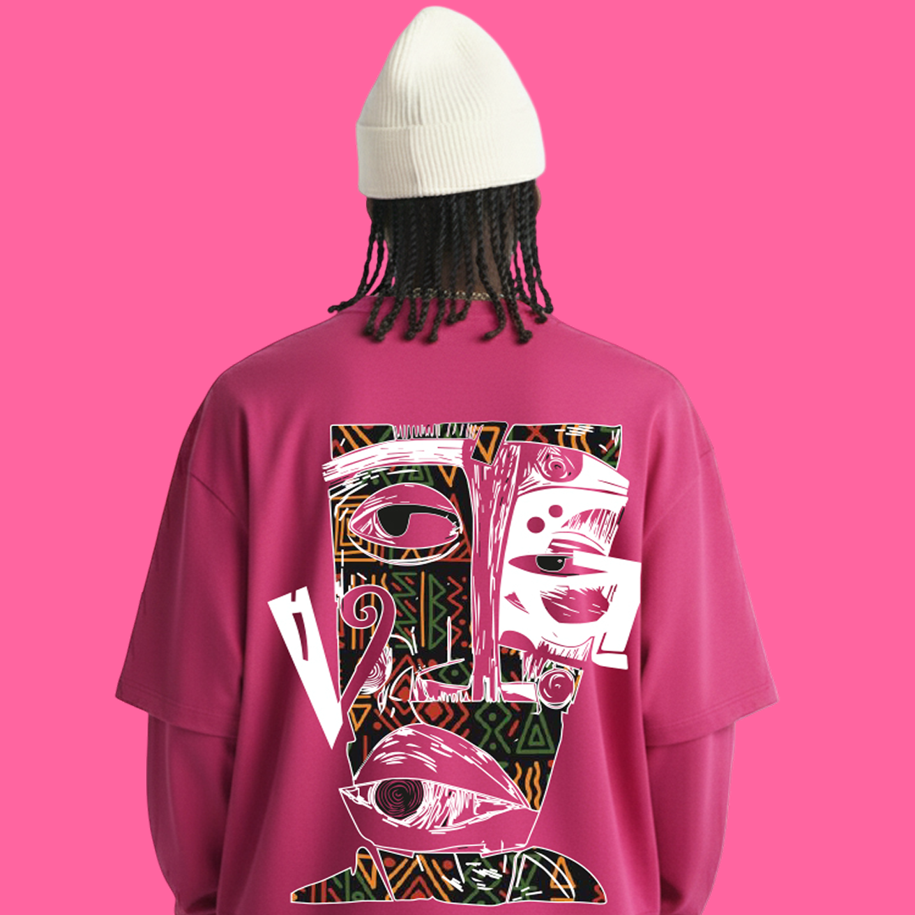 De dos, un garçon en tee-shirt rose Vilain Garçon imprimé d’un visage graphique